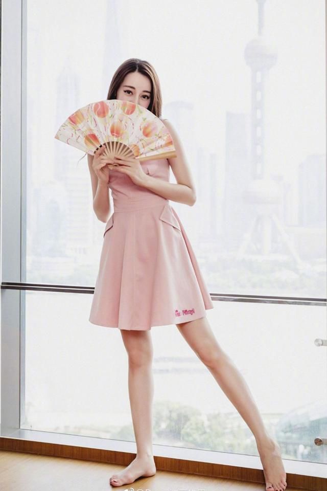 迪丽热巴宛如仙女下凡,一席白裙堪比“白浅”,微笑时甜如初恋!