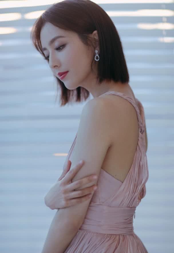 佟丽娅身穿V领吊带裙出席活动，大秀美背!