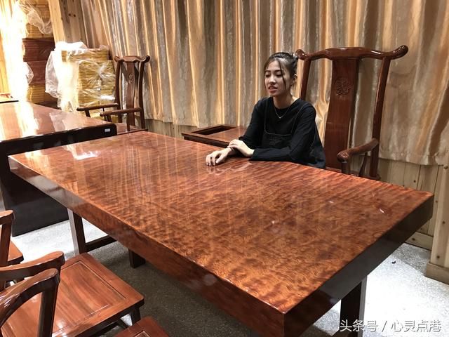 东莞富豪破产欠债86万，家藏极品桌抵债，债主倒送他20万？