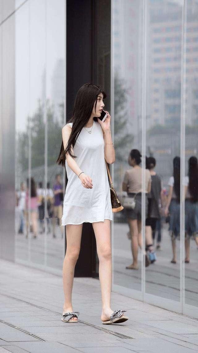 薄薄的料子，带有一点点透明的感觉，带来一种若隐若现的性感美!