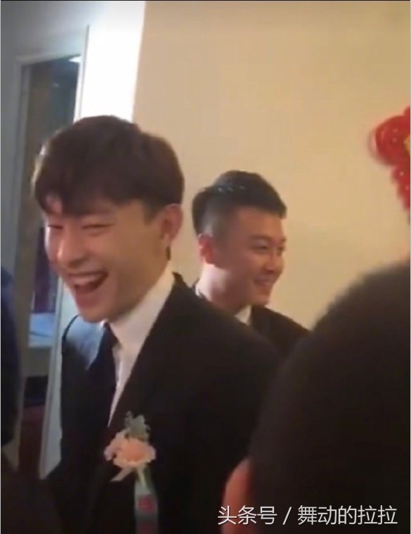 邓伦参加朋友婚礼，穿粉色裙子当伴郎，网友说，组团抢伴郎
