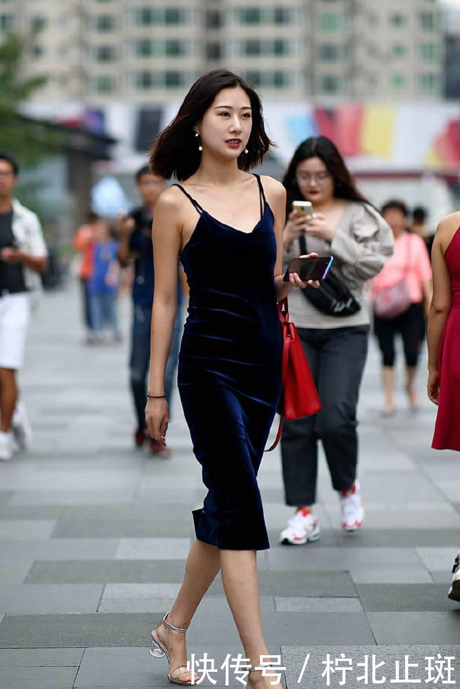 『展现』这些穿高跟凉鞋的美女,不但身材高挑,时尚的穿搭让人百看不厌