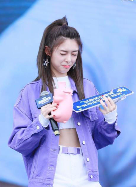 本以为鞠婧祎的露胃装就够美了,直到看到傅菁,网友:都是小蛮腰