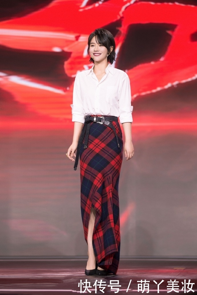 马思纯嫌牛仔裤太窄,故意把裤脚剪开叉,不仅不丑还显高10cm!