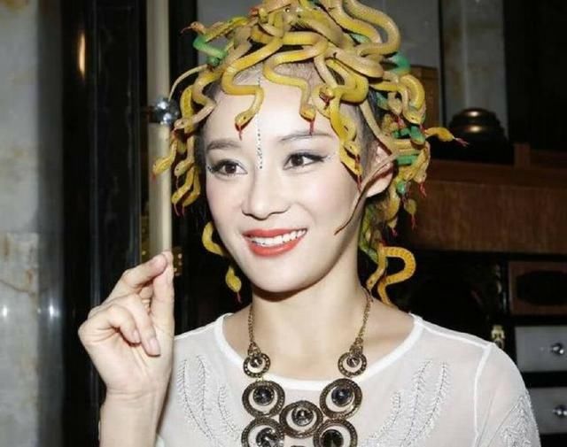 明星奇葩造型,范丞丞头上顶爱心,鹿晗的像龙卷风,邓超一言难尽