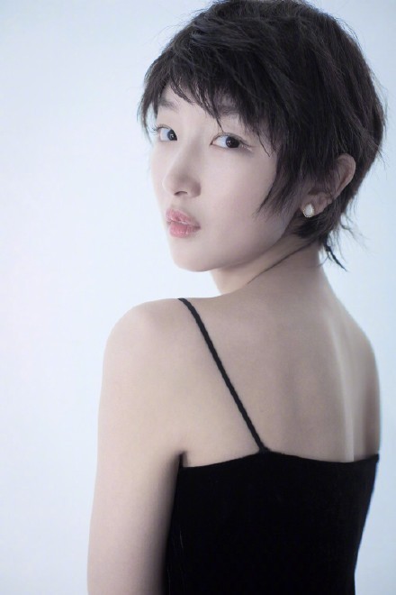 周冬雨这本短发教科书也出Bug了？