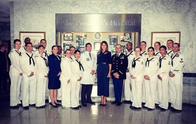 梅拉尼娅访问医疗中心，身穿深蓝色职业套装尽显职业女强人魅力！