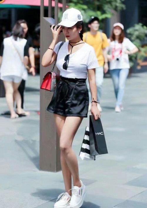 路人街拍，小姐姐一条修身的毛边短裤，显瘦还十分高挑