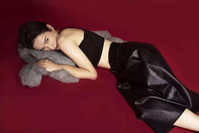 最帅女星李媛，蕾丝吊带别样风情，动作豪放，隐私部位要包包遮挡