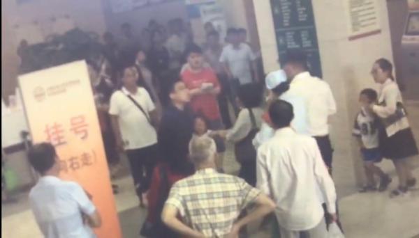 网传上海仁济医院发生抢小孩事件 警方辟谣实为误会