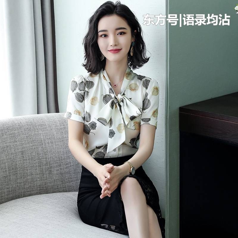 50岁女人别穿的那么老气,薄而不透的真丝衫,让你年轻不止十岁