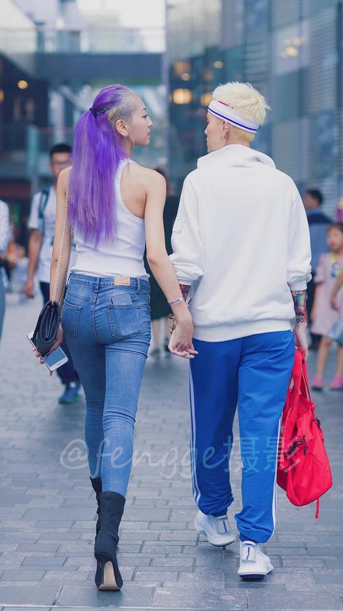 街拍: 七夕节前, 偶遇一对时尚小情侣, 女生身材好得让模特都羡慕