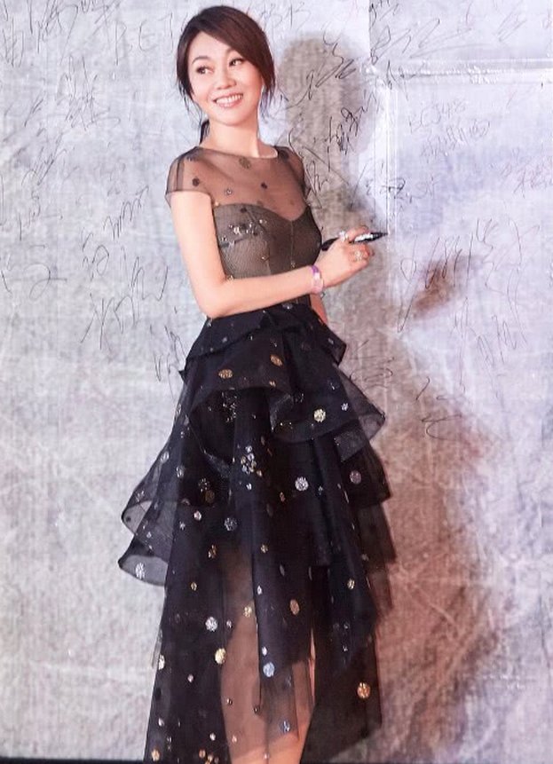 闫妮壕气挡不住，竟然在裙子上撒满了“硬币”，出乎意料的时髦!