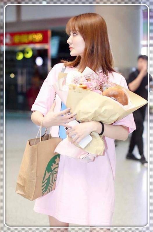 当24岁徐璐穿粉色T完败36岁王鸥，我才知道发型对于减龄有多重要