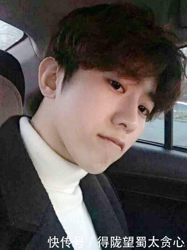  蔡徐坤：蔡徐坤网晒素颜自拍，被粉丝吐槽没洗头，删除胡茬自拍照