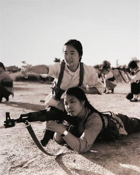 一组女知青珍贵老照片：养猪、喂羊、能种田，长相美丽又能干