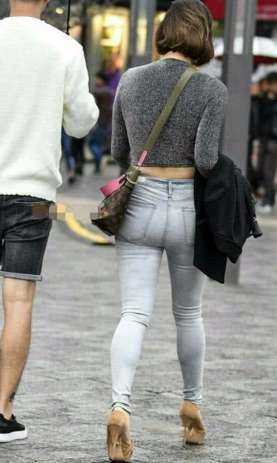 小姐姐搭配上紧身的牛仔裤，这身穿搭让小姐姐充满了女神范