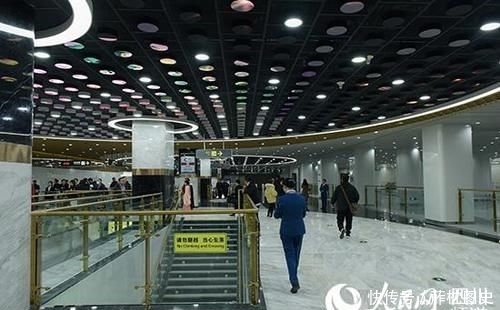  #人民网#人民网网友试乘地铁新线 车站便利智能获赞