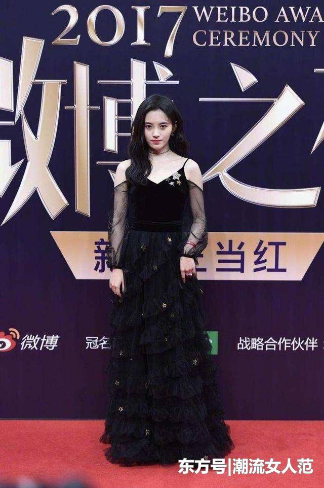 24岁鞠婧祎跟35岁吴昕撞衫，相差11岁，却被吴昕赢了个彻底