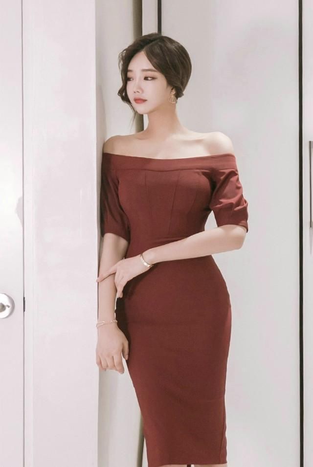 一字肩紧身裙,勾勒的曲线太紧,名副其实的小“腰”精