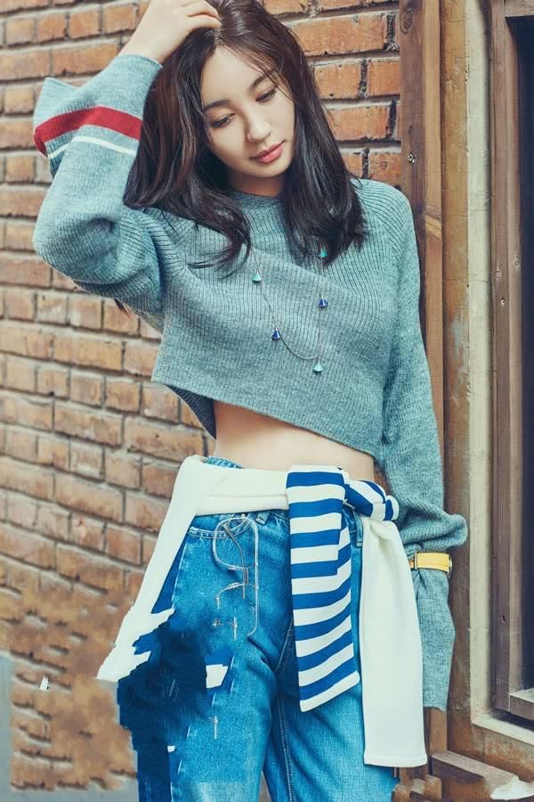 李菲儿只穿一件裹胸，也敢敞开上衣狂炫腹，网友：知道你腰细了哇