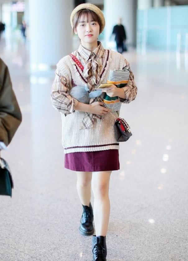  尖角线帽：情商高的女人非常少戴这2款遮阳帽拍照pose，不但显脸大，还特不太好搭衣服