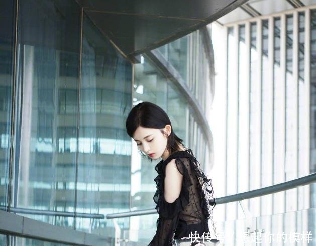 娜扎真敢穿! 衣领前后深V露一大半, 网友 裙子长度好尴尬