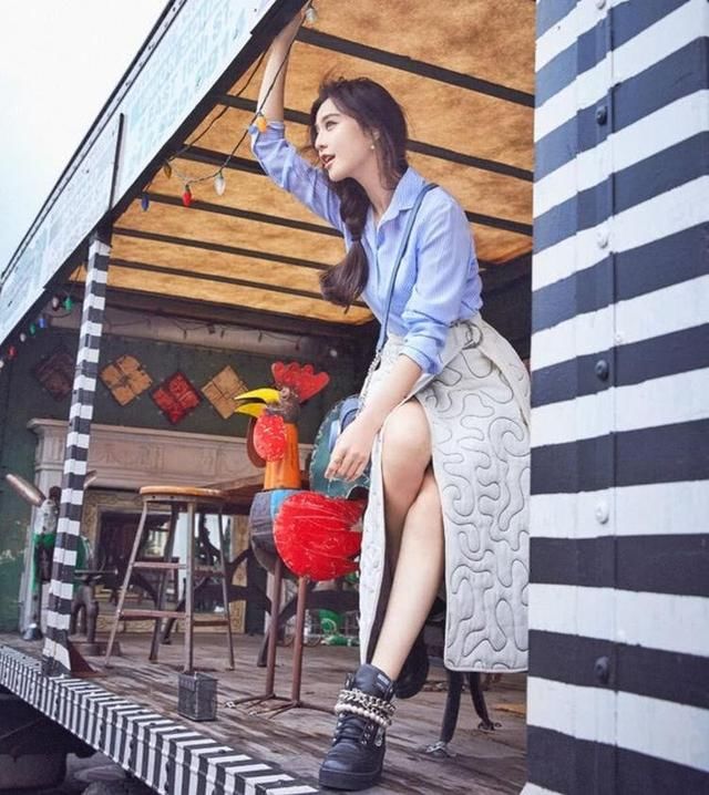 范冰冰走红毯却被手上的包意外抢戏，确定拿的不是煮泡面的锅吗？