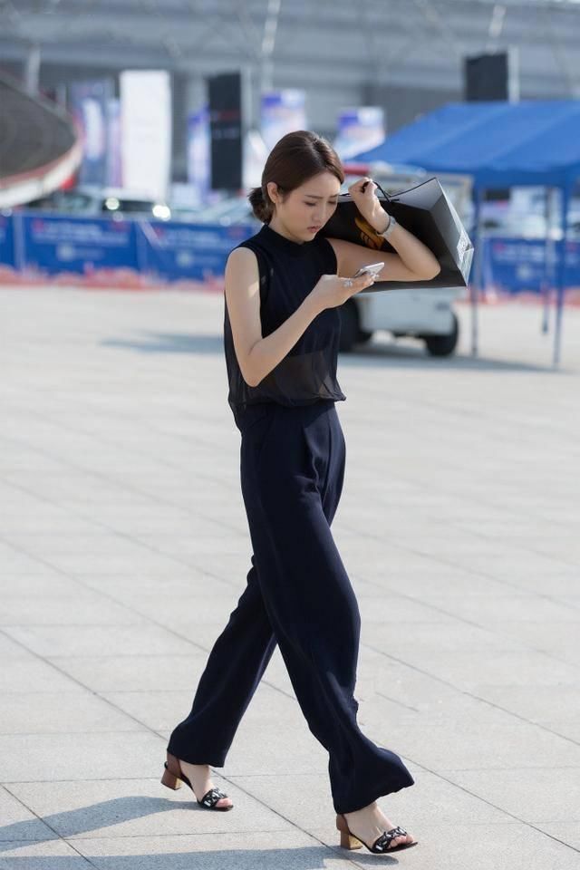 街拍：小姐姐休闲时尚尽显迷人身段，非常有女人味。