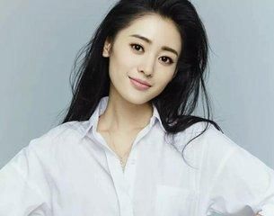 张天爱穿超短裤需要包包遮住“重点”！网友：尴尬了吧！