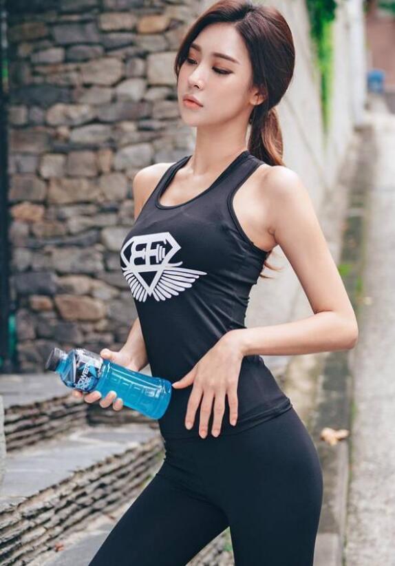 青春靓丽的打底裤美女，突显迷人的身姿，显现的减龄又有气质！