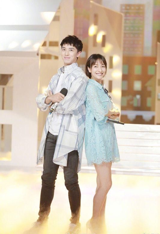 吴昕太敢穿了，这裙子短的像是只穿了件上衣，不走光算你厉害!