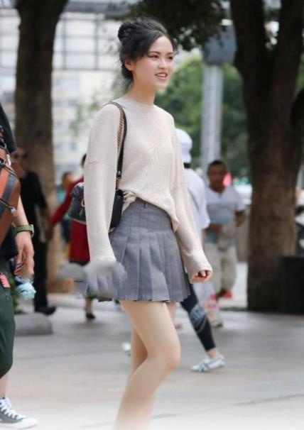 针织衫■街拍:清新脱俗的小姐姐,休闲针织衫搭配百褶裙,笑容甜美可爱
