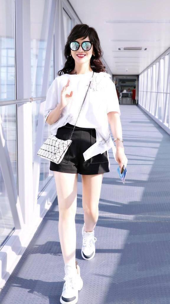 看56岁张凯丽穿短裤，再看63岁赵雅芝终于见识了真正的少女感