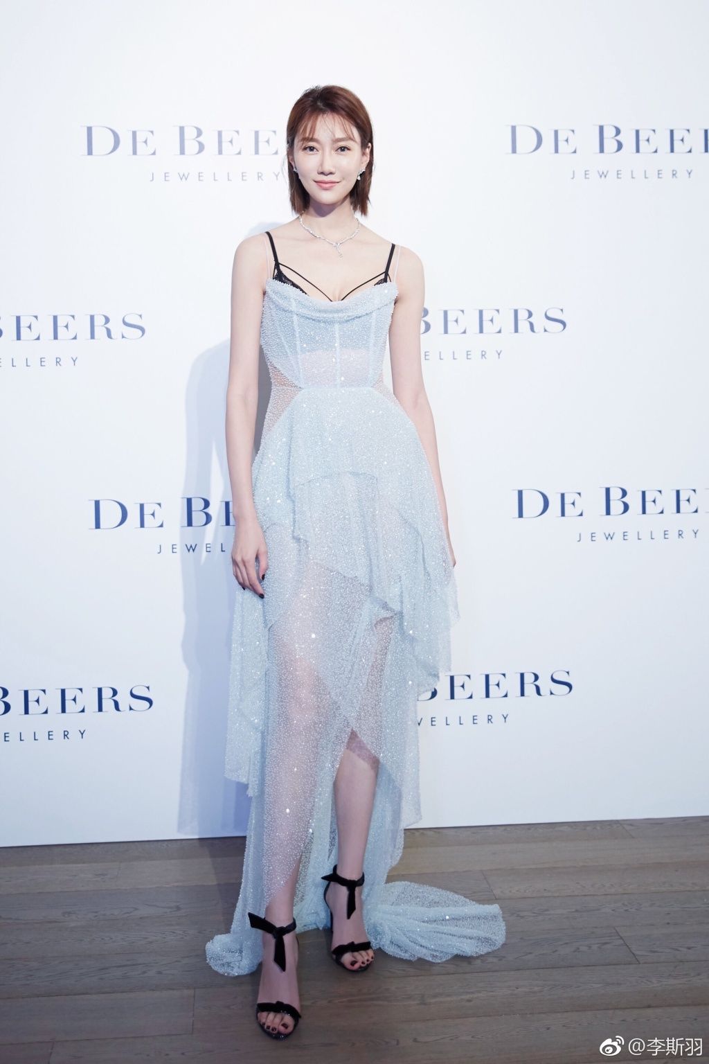 时尚美女主持李斯羽参加某活动,透视装加黑色高跟鞋秀出白皙美腿