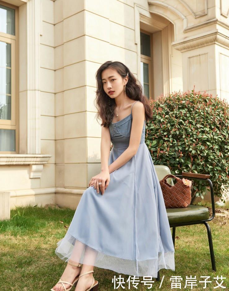  「吊带」为什么00后女生爱穿吊带连衣裙？搭配牛仔短外套，遮肉又减龄
