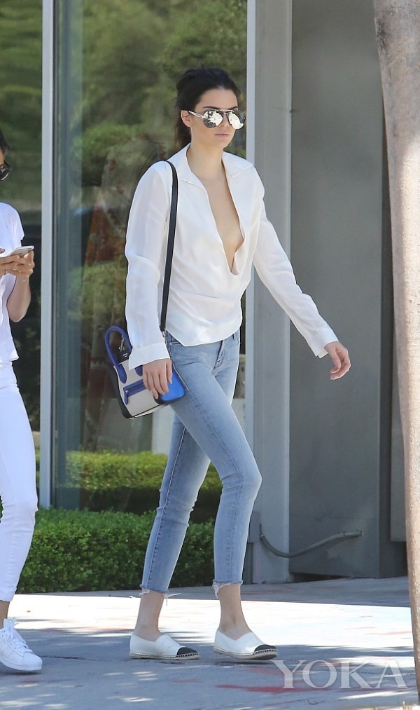 纯色上衣配牛仔裤 是夏天最不易出错的穿搭