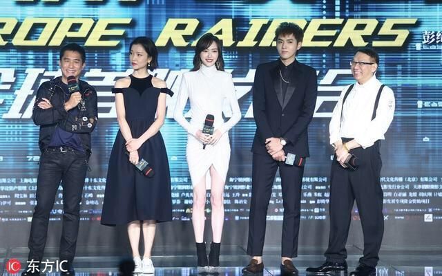 杜鹃真给梁朝伟面子，穿平底鞋现身，和穿高跟的唐嫣同框高下立现