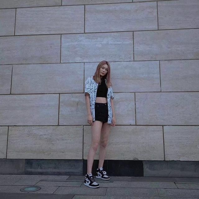  潮牌@SNKR Girls送鞋丨男友衬衫、潮牌、球衣...性感又会搭，就是这期球鞋女生们！4.20-4.26