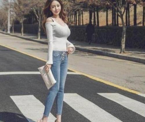 牛仔裤显现女性美好身材，看上去迷人又有魅力！