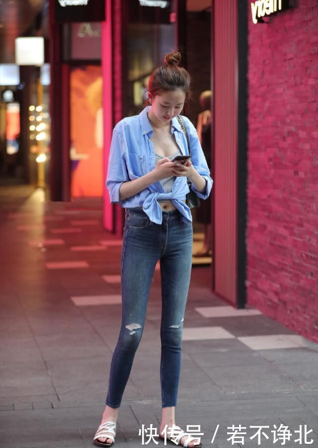  姑娘|路人街拍，姑娘身材丰腴，穿紧身牛仔裤，凹凸感根本藏不住