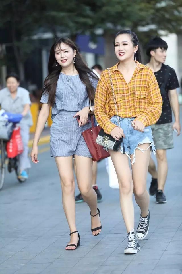 一对很美的姐妹花，那美腿真性感死了