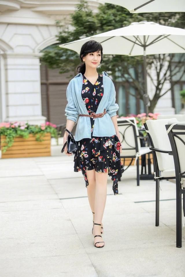 赵雅芝64岁还敢穿包臀裙，也是厉害了，可这腰也勒得太紧了吧?