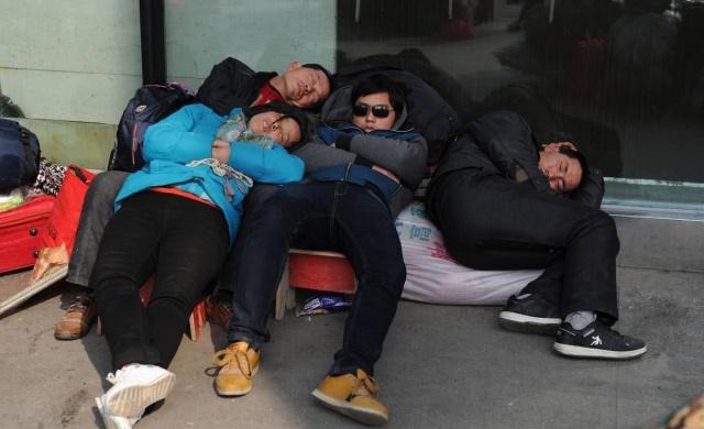 为何火车站有人宁睡广场，也不去揽客大妈推荐的旅店？原因很简单