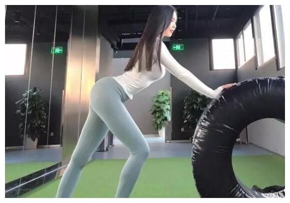 美拍:紧身裤时尚版型把女人味尽情释放，完美身材，直叫路人羡慕