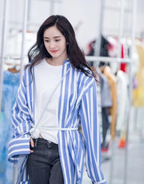 杨幂是借了村支书的衣服穿？普通人这么穿估计像七八十岁的大妈！