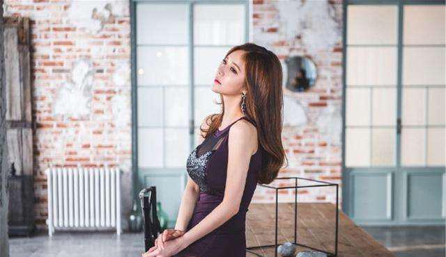 美女模特紫色开叉裙,坐姿优雅又妩媚的成熟女人