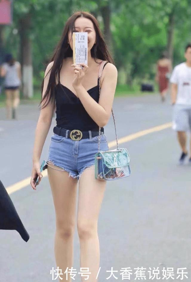 「 气势」这位小姐姐透着职场女强人的气势,风情满满非常迷人,路人街拍