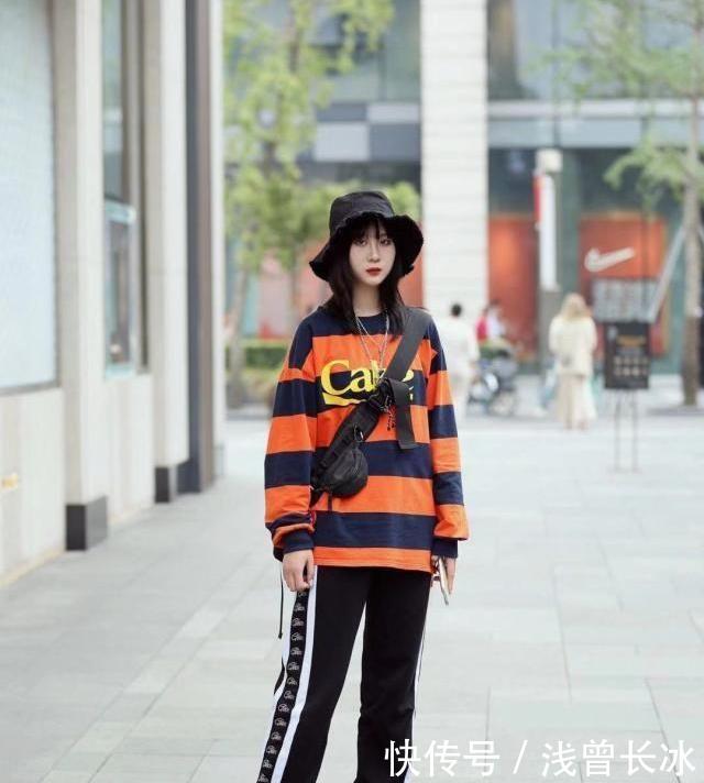 『迷人』柔情绰态的小姐姐,一件粉红色上衣配白裙子,太迷人了