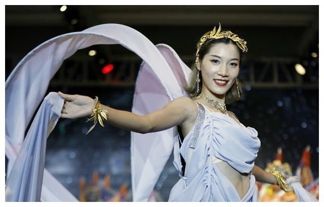 当“维密”遇上京剧，中外模特身穿维密服装大秀身材，性感十足